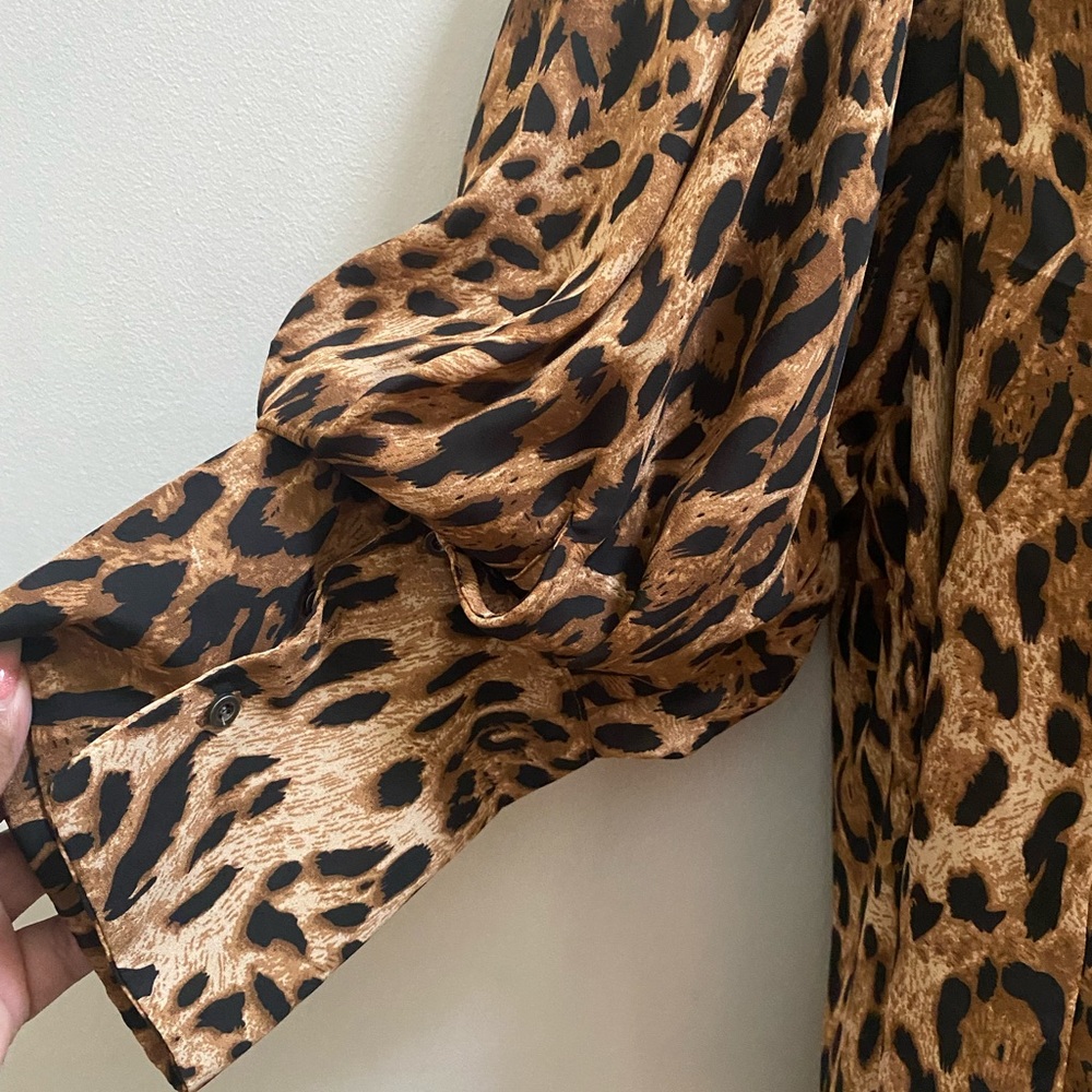 NWOT PLUS SIZE  2X 🐆 LEOPARD PULLOVER BLOUSE.. buttons to back. - Picture 6 of 9